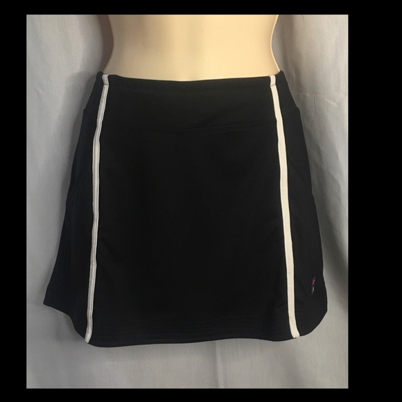 *Fila* Skort. Sports/Street Wear in B&W - Picture 3 of 10